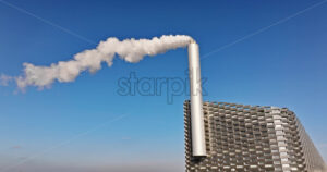 Video Aerial drone view of CopenHill artificial ski slope on the roof of an energy plant - Starpik