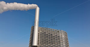 Video Aerial drone view of CopenHill artificial ski slope on the roof of an energy plant - Starpik