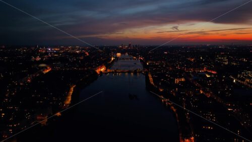 Video Aerial drone view of Knippel bascule bridge in Copenhagen, Denmark at night - Starpik