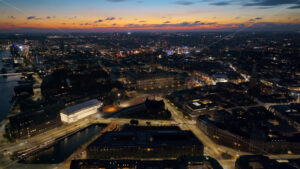 Video Aerial drone view of Knippel bascule bridge in Copenhagen, Denmark at night - Starpik