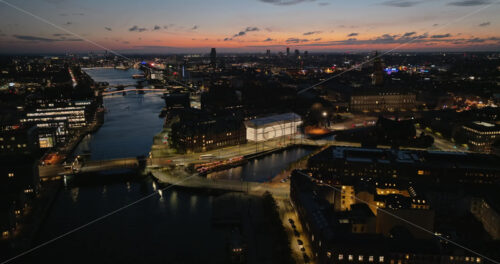 Video Aerial drone view of Knippel bascule bridge in Copenhagen, Denmark at night - Starpik