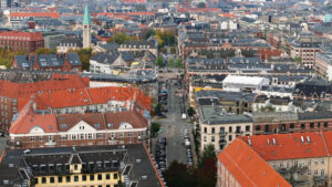 Video Aerial drone view of Vesterbro district in Copenhagen, Denmark in daylight - Starpik