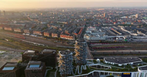 Video Aerial drone view of Vesterbro district in Copenhagen, Denmark on a cloudy day - Starpik