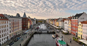 Video Aerial drone view of boats on the Nyhavn waterfront, canal and entertainment district in Copenhagen, Denmark in daylight - Starpik