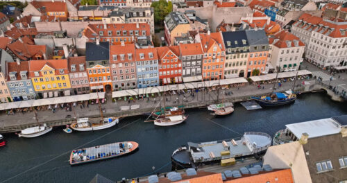 Video Aerial drone view of boats on the Nyhavn waterfront, canal and entertainment district in Copenhagen, Denmark in daylight - Starpik