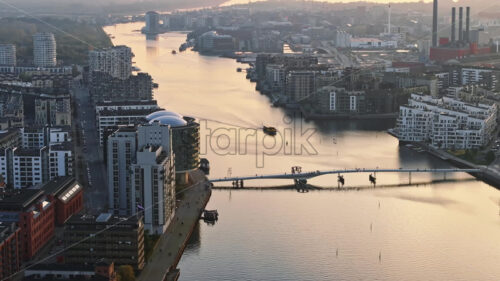 Video Aerial drone view of people moving on the Quay Bridge across the port of Copenhagen, Denmark in the evening - Starpik