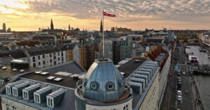 Video Aerial drone view of the Danish flag waving on top of a building in Copenhagen - Starpik