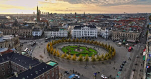 Video Aerial drone view of the Kongens Nytorv public square in Copenhagen, Denmark in daylight - Starpik