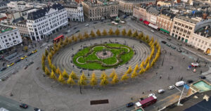 Video Aerial drone view of the Kongens Nytorv public square in Copenhagen, Denmark in daylight - Starpik