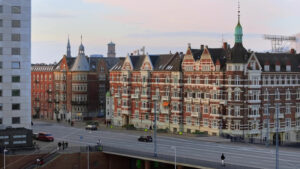 Video Aerial drone view of the Ny Christiansborg palace and government building in Copenhagen, Denmark - Starpik