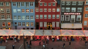 Video Aerial drone view of the Nyhavn waterfront, canal and entertainment district in Copenhagen, Denmark in the evening - Starpik