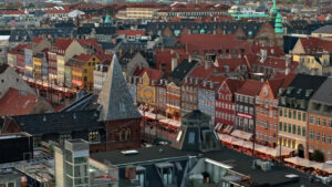 Video Aerial drone view of the Nyhavn waterfront, canal and entertainment district in Copenhagen, Denmark in the evening - Starpik