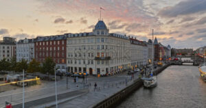 Video Aerial drone view of the Nyhavn waterfront, canal and entertainment district in Copenhagen, Denmark in the evening - Starpik