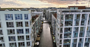 Video Aerial drone view of the Teglholmen peninsula in the South Harbour of Copenhagen, Denmark - Starpik