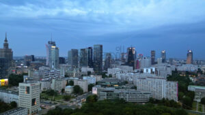 VIDEO Aerial drone view of Warsaw, Poland on the River Vistula in the evening - Starpik