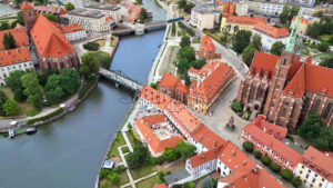 VIDEO Aerial drone view of Wroclaw city on the Oder River in western Poland - Starpik