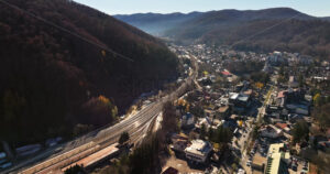 Video Aerial drone view of Sinaia, Romania, in the Bucegi Mountains, surrounded by ski trails - Starpik