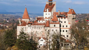 Video Aerial drone view of the Bran Castle in Bran, Transylvania, Romania - Starpik