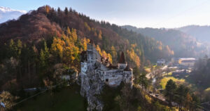 Video Aerial drone view of the Bran Castle in Bran, Transylvania, Romania - Starpik