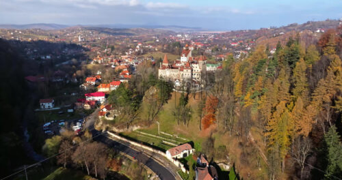 Video Aerial drone view of the Bran Castle in Bran, Transylvania, Romania - Starpik