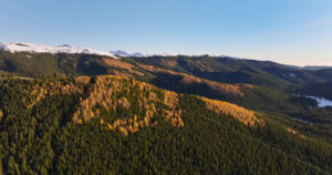 Video Aerial drone view of the Carpathian Mountains, near Brasov, Romania - Starpik