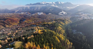 Video Aerial drone view of the Carpathian Mountains, near Brasov, Romania - Starpik