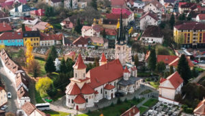 Video Aerial drone view of the St. Nicholas Church near a cemetery in Brasov, Romania - Starpik