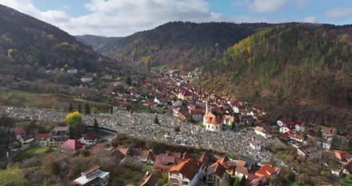 Video Aerial drone view of the city center of Brasov in south-eastern Transylvania, Romania surrounded by mountains - Starpik