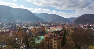 Video Aerial drone view of the city center of Brasov in south-eastern Transylvania, Romania surrounded by mountains - Starpik