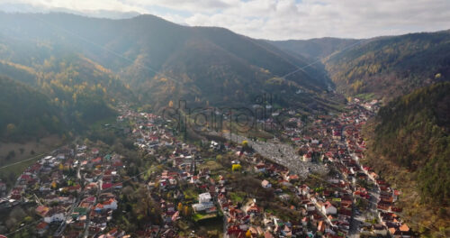 Video Aerial drone view of the city of Brasov in south-eastern Transylvania, Romania surrounded by mountains - Starpik