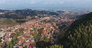 Video Aerial drone view of the city of Brasov in south-eastern Transylvania, Romania surrounded by mountains - Starpik