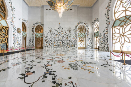 ABU DHABI, UNITED ARAB EMIRATES – FEBRUARY 25, 2019: Wonderful middle East style decorations inside of the famous Sheikh Zayed Grand Mosque - Starpik