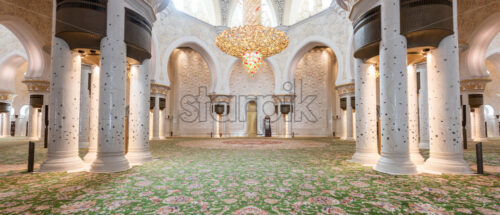 ABU DHABI, UNITED ARAB EMIRATES – FEBRUARY 25, 2019: Wonderful middle East style decorations inside of the famous Sheikh Zayed Grand Mosque - Starpik