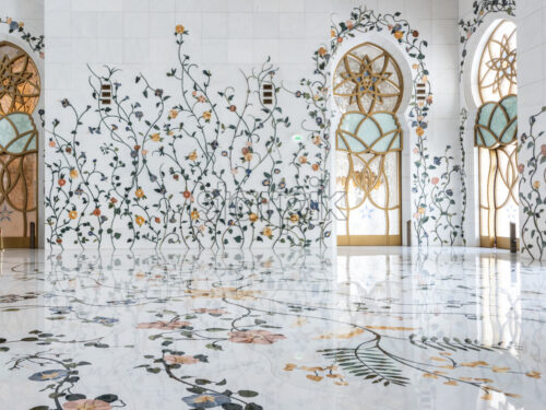 ABU DHABI, UNITED ARAB EMIRATES – FEBRUARY 25, 2019: Wonderful middle East style decorations inside of the famous Sheikh Zayed Grand Mosque - Starpik