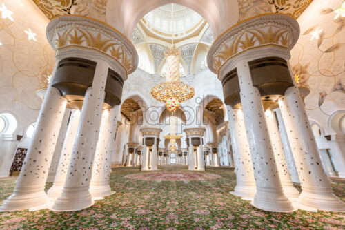 ABU DHABI, UNITED ARAB EMIRATES – FEBRUARY 25, 2019: Wonderful middle East style decorations inside of the famous Sheikh Zayed Grand Mosque - Starpik