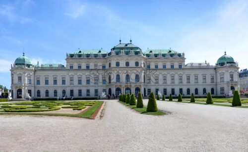 AUSTRIA, VIENNA – MAY 14, 2016: Photo back view on upper belvedere palace and garden with statue and flowers - Starpik