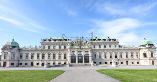 AUSTRIA, VIENNA – MAY 14, 2016: Photo front view on upper belvedere palace and garden - Starpik