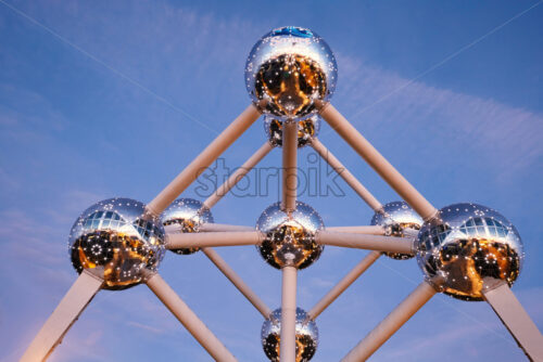 Atomium landmark building at night. Brussels, Belgium - Starpik