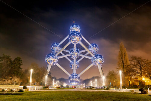 Atomium landmark building at night. Brussels, Belgium - Starpik