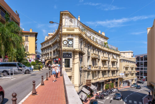 CANNES, FRANCE – AUGUST 07, 2018: Idea clocks creature on streets of Monte Carlo. People on promenade at daylight - Starpik