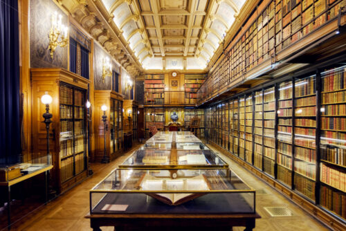 CHANTILLY, FRANCE – 4 OCTOBER 2018: Interior of Chantilly castle museum. Library with books - Starpik