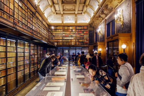 CHANTILLY, FRANCE – 4 OCTOBER 2018: Interior of Chantilly castle museum. Library with books and people - Starpik