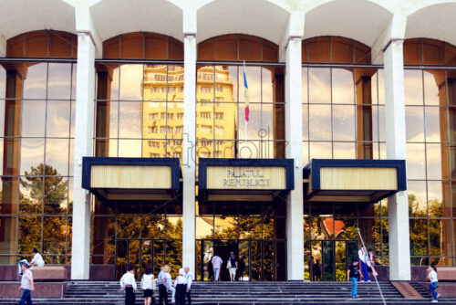 CHISINAU, MOLDOVA – JUNE 24, 2018: facade of the national palace with people - Starpik