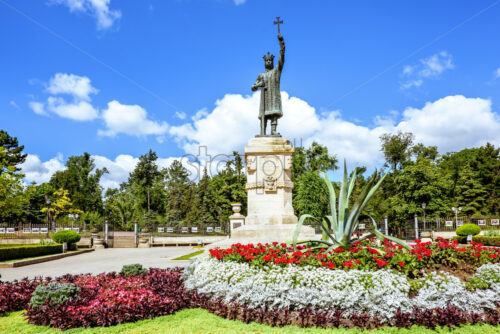 Central park with statue of stefan cel mare - Starpik