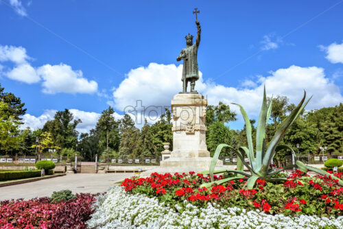 Central park with statue of stefan cel mare - Starpik