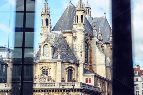 Medieval castle in the center of Paris. View throw a window. Shiny day with some clouds in the sky. Bright sunlight - Starpik