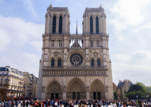 PARIS, FRANCE – 28 SEPTEMBER, 2018: facade of Notre Dame de Paris with people - Starpik