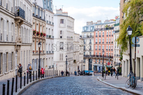 PARIS, FRANCE – OCTOBER 01, 2018: Shot from the center of a street in Paris to a road. Local people on the streets having a break from work. Shot at afternoon - Starpik