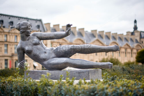 PARIS, FRANCE – OCTOBER 03, 2018: Bronze sculpture of nude woman by French sculptor and painter Aristide Maillol. Louvre museum yard - Starpik