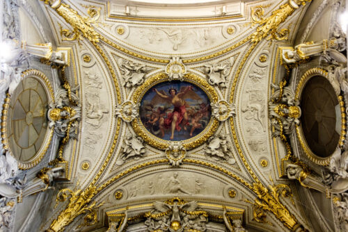 PARIS, FRANCE – OCTOBER 03, 2018: Golden ceiling representation in Louvre museum. Image in the middle that contains an angel on war - Starpik